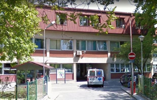 УЖАС У НОВОМ БЕОГРАДУ: Беба упала у кофу с кречом (ФОТО)